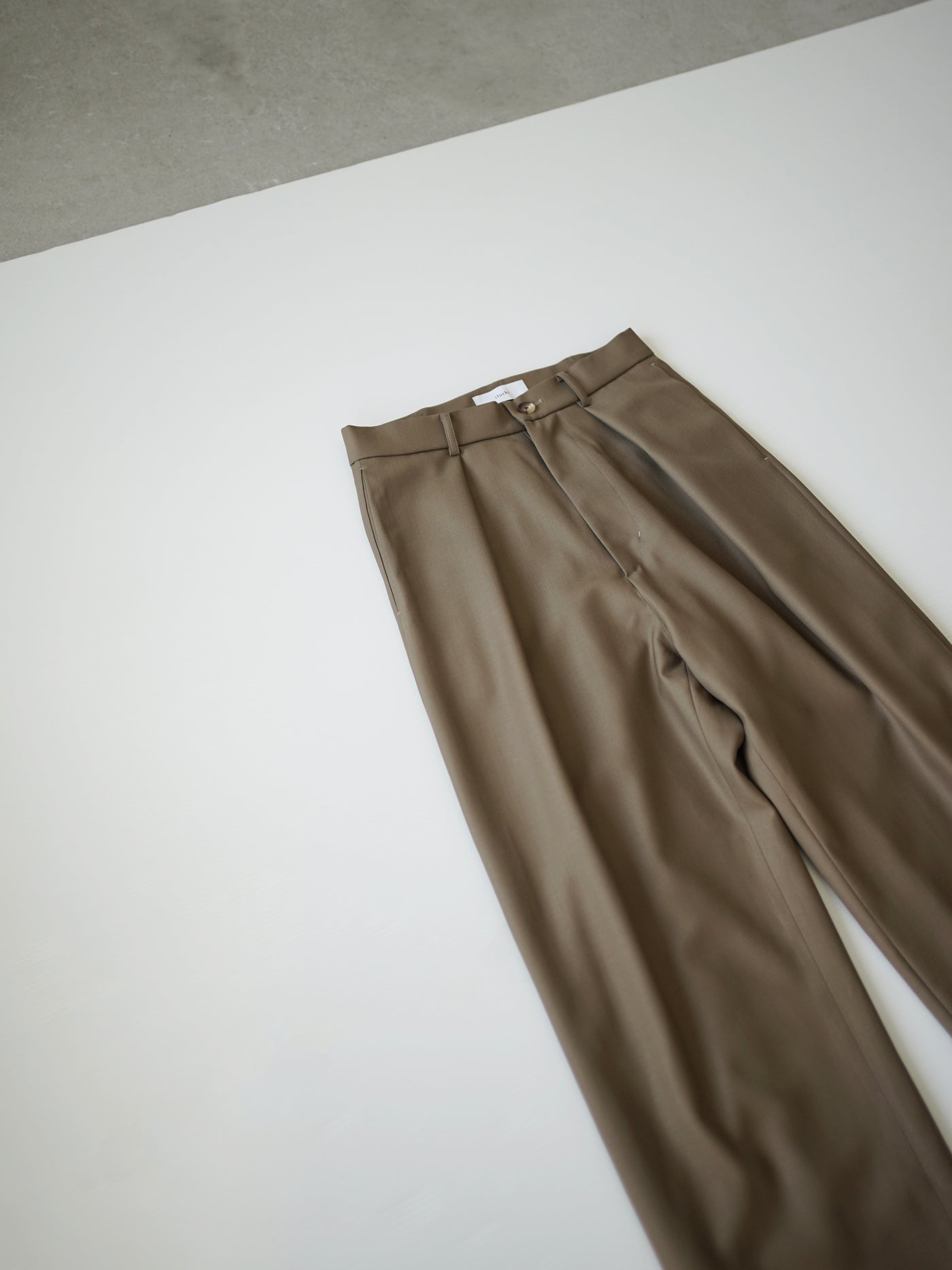 Super120`s wool twill tuck slacks
