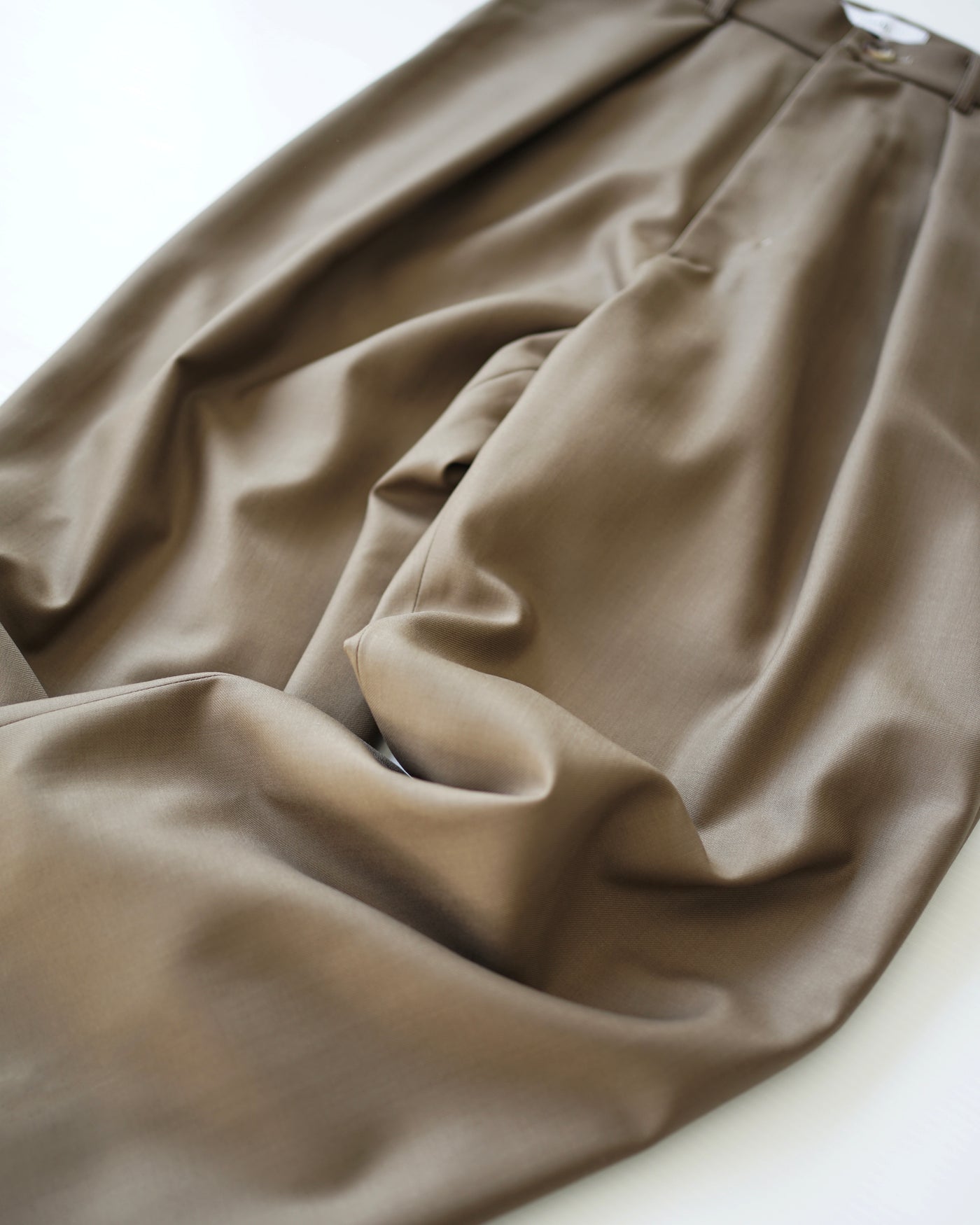 Super120`s wool twill tuck slacks