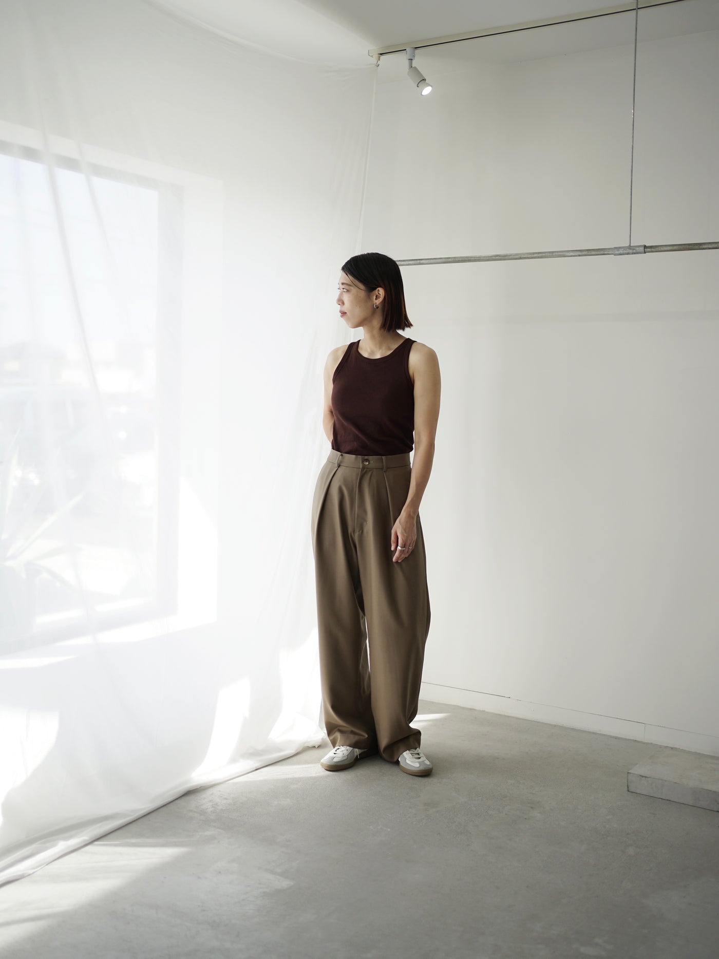 Super120`s wool twill tuck slacks